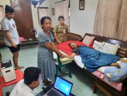 Disdukcapil Denpasar Lakukan Jemput Bola Rekam E-KTP bagi Lansia dan Penderita Stroke