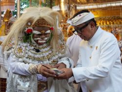 Wagub Cok Ace Mesolah Topeng Sidakarya di Karya Maligia Ida Pedanda Nabe Gede Dwija Ngenjung