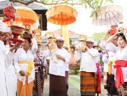 Walikota Jaya Negara ‘Ngaturang Bhakti Penyineban’ di Pura Agung Lokanatha