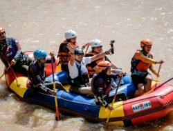 Sandiaga Uno menjajal wisata arung jeram di aliran Sungai Cimutur