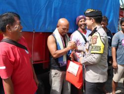 Kapolresta Denpasar Serahkan Bantuan Sembako Ke Para Sopir Truk