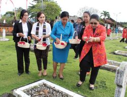 Rayakan HUT Ke 60 BKOW Provinsi Bali Ny. Ayu Kristi Arya Wibawa Ziarah Ke Taman Makam Pahlawan