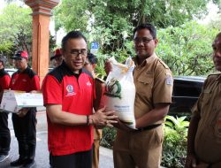 Walikota Jaya Negara Serahkan Penyaluran Cadangan Pangan Pemerintah Tahun 2023