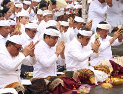Pemkot Denpasar Ngaturang Bhakti Penganyar di Pura Agung Besakih