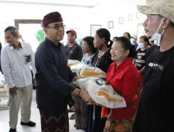 Ringankan Beban Masyarakat, Walikota Jaya Negara Distribusikan Penyaluran Bantuan Pangan Beras