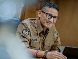 Kemenparekraf Serahkan Bantuan Bagi Korban Gempa Cianjur