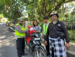 Melalui Program Bantuan Kemanusiaan Untuk Negeri, Polsek Denpasar Barat Distribusikan Bansos Bagi Masyarakat