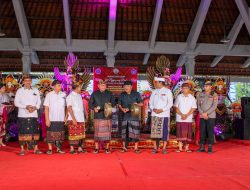 Sekda Alit Wiradana Membuka Parade Baleganjur Bebarongan Serangkaian HUT LPD Kesiman ke-32 