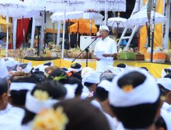 GUBERNUR WAYAN KOSTER DAN WAGUB TJOK OKA SUKAWATI MENGHATURKAN BHAKTI PENYINEBAN KARYA IDA BHATARA TURUN KABEH DI PURA AGUNG BESAKIH