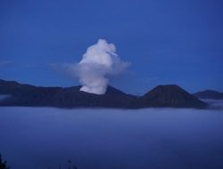Menikmati Golden Sunrise Gunung Bromo yang mempesona