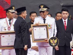 Walikota Jaya Negara Terima Penghargaan Penyelengggaraan Pemerintahan Daerah Berkinerja Tertinggi Nasional Dari Menteri Dalam Negeri