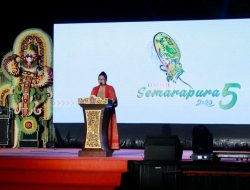 Hadiri Fashion Show Festival Semarapura ke-5, Ny. Putri Koster Minta Pedagang Jual Kain Tenun Produksi Penenun Klungkung