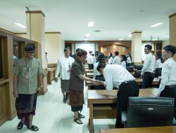 Sekda Adi Arnawa Serahkan SK CPNS PKN STAN