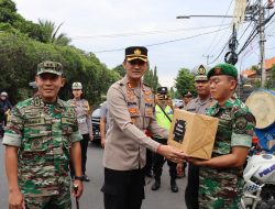 Sinergitas Pejabat Otoritas Keamanan Buleleng Cek Pos dan Berikan Bingkisan.