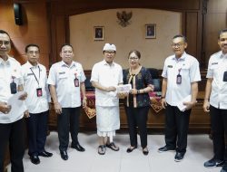 Sekda Badung Kembali Serahkan Santunan Pensiun Bagi Anggota KORPRI