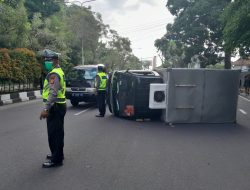 Respon Cepat, Unit Lantas Polsek Denpasar Barat Bantu Menangani Laka Lantas Di Simpang Umadui