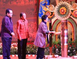 MEGAWATI SOEKARNOPUTRI MEMBERI ARAHAN DAN MEMBUKA SEMINAR HALUAN PEMBANGUNAN BALI MASA DEPAN,100 TAHUN BALI ERA BARU