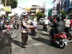 Pastikan Keamanan Kebaktian Minggu, Bhabinkamtibmas Polsek Denpasar Barat Jaga Gereja