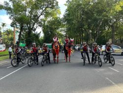 Anggota Direktorat Samapta Polda Bali melaksanakan Patroli Turangga pada saat berlangsungnya Car Free Day di Lapangan Renon Denpasar