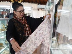 Kunjungi Anjungan Bali di TMII, Ny Putri Koster Tak Lelah Serukan Penggunaan Kain Tenun Tradisional Bali