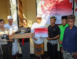 Walikota Denpasar, I Gusti Ngurah Jaya Negara Saat Menyerahkan Bantuan Bedah Rumah Beserta Sarana Perlengkapan