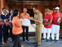 Walikota Jaya Negara Serahkan Bantuan Pakaian Melalui Dinas Sosial