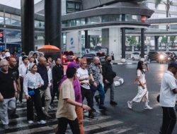 Sandiaga Uno Mengajak 13 Duta Besar Negara Sahabat berjalan kaki dan Naik MRT