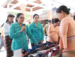 Ny. Putri Koster Menggelar Pasar Rakyat Berbelanja dan Berbagikan 300 Paket Sembako di Jembrana