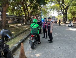 Parkir Sembarangan di Badan Jalan, Anggota Polres Bandara Ngurah Rai Peringatkan Pemiliknya 