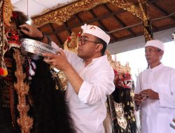 Jaya Negara Ngeratep Pelawatan di Pura Lungatad Paang Kaja Penatih.
