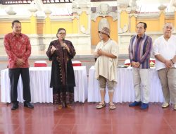 Persiapan Fashion Show Akbar, Ny. Putri Koster Undang Designer Senior “Samuel Wattimena”