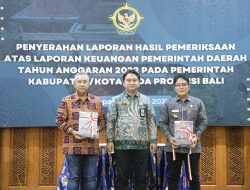Bupati Badung I Nyoman Giri Prasta didampingi Ketua DPRD Badung Putu Parwata menerima LHP BPK RI