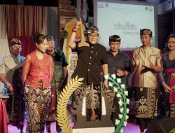 Bupati Badung Nyoman Giri Prasta meresmikan logo baru Sabha Yowana Eka Prapta Desa Adat Pangsan sekaligus menandatangani prasasti Pura Prajapati Desa Adat Pangsan