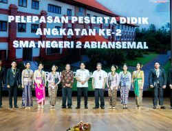 Bupati Giri Prasta Lepas 372 Siswa Kelas XII SMAN 2 Abiansemal