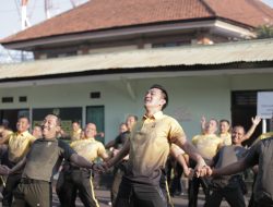 Bergandengan Tangan Ditunjukkan TNI-Polri.