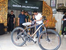 Sekda Adi Arnawa Hadiri Gerak Jalan Santai di Desa Munggu