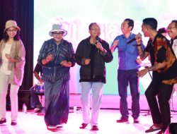 Ribuan Milenial bersama Gubernur Bali, Wayan Koster dan Ny. Putri Koster di panggung terbuka Ardha Candra Art Centre