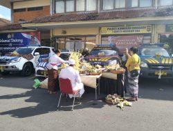 Upacara Tumpek Landep di Polres Bandara Ngurah Rai.