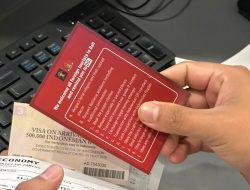 Kantor Imigrasi Ngurah Rai bagikan selebaran DO AND DON’TS bagi Wisman yang mendarat di Bali.