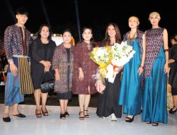 The Earthysian, Karya Desainer Kota Denpasar Tampil Memukau di Fashion Show “Adi Warna Wastra Loka” Bali