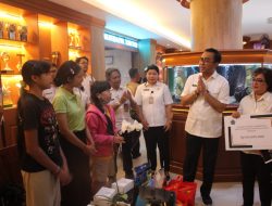 Wali Kota Jaya Negara Serahkan Bantuan Alkes dan Paket Sembako Untuk Warga Kota Denpasar