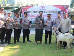 Kapolres Bandara Ngurah Rai Serahkan Hewan Qurban Presisi dan Berbagi Puluhan Paket Sembako ke Jemaah Masjid 