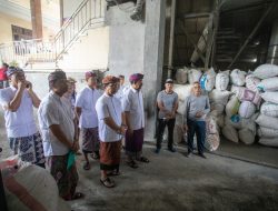 Sekda Wayan Adi Arnawa saat meninjau ketersediaan gabah untuk produksi beras di Rice Milling Unit