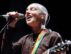 Sinead O’Connor, Penyanyi Cantik Asal Irlandia yang identik dengan kepala botak Telah tiada.