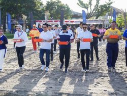 Sinergi Dengan Kejati Bali, Pemkab Badung Gelar Bersih Pantai dan Lepas Tukik di Seminyak