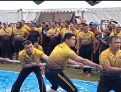 Meriahkan Hari Bhayangkara ke-77, Polres Bandara Ngurah Rai Ikuti Lomba Tarik Tambang dan Panjat Pinang