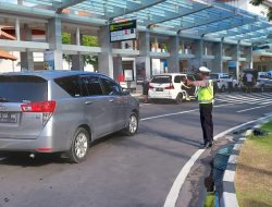 Polres Bandara Ngurah Rai Tempatkan Personilnya Atur Lalin di Terminal Domestik