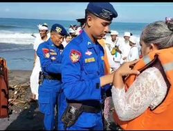Satuan Polairud Polres Tabanan Bantu Masyarakat Saat Upacara Mulang Pekelem Di Pantai Soka