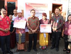 Walikota Jaya Negara Kembali Serahkan Dua Unit Bantuan Bedah Rumah
