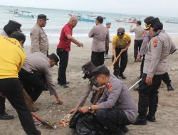 Puluhan Personil Polres Bandara Ngurah Rai Melakukan Aksi Bersih-Bersih di Pantai Sekeh Kuta 